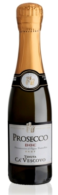 <br />
” class=”pict” alt=” class=”pict” align=”left” vspace=”30″ hspace=”10″/><br />
　<br />
<br />
今世界的にとても販売を伸ばしているスパークリングワインのカテゴリー「プロセッコ」<br />
イタリア北部でグレラという品種から造られるスパークリングワインです。<br />
フランスのシャンパーニュと比べると安価で飲みやすいということで、特にアメリカ市場での人気が爆発しているそうです。<br />
そんなプロセッコの中から成城石井が直輸入で販売を始めたのがこのテヌータ・カ・デスコーヴォです。<br />
良質のグレーラ種に感じられるりんごや白桃などのアロマがしっかりと感じられ、香り豊か。<br />
泡は柔らかくとても飲みやすい味わいはまさにプロセッコの魅力そのもの。<br />
様々なメニューに寄り添いオールラウンドに活躍できるワインです。<br />
<br />
<br />
<br />
<br />
<br />
<font color=deeppink><span style=